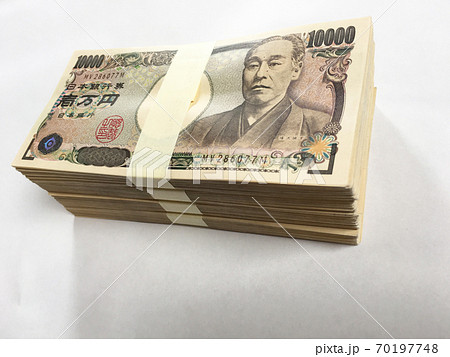 重ねた百万円のお札の束 70197748