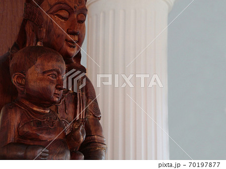 タイのチェンライ・WATファイプラクーン境内の中国風施設内に収められている慈母観音菩薩像 タイのチェンライ・WATファイプラクーン境内の中国風施設内に収められている慈母観音菩薩像 70197877