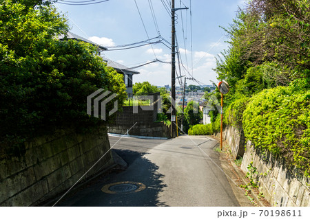 坂道からの国領方向の眺め かに山近く 東京都調布市深大寺南町の写真素材 [70198611] - PIXTA