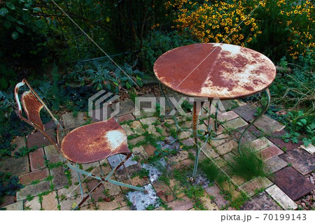 庭の錆びたテーブルセット 70199143