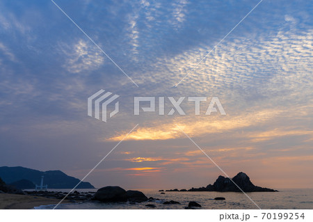 日暮れ時の「桜井二見ヶ浦の夫婦岩」　福岡県糸島市 70199254