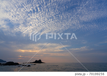 日暮れ時の「桜井二見ヶ浦の夫婦岩」　福岡県糸島市 70199256