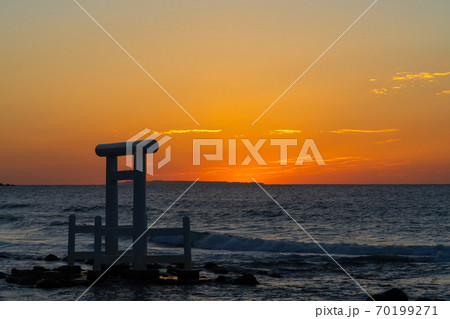 日暮れ時の「桜井二見ヶ浦の夫婦岩」 福岡県糸島市 日暮れ時の「桜井二見ヶ浦の夫婦岩」 福岡県糸島市 70199271