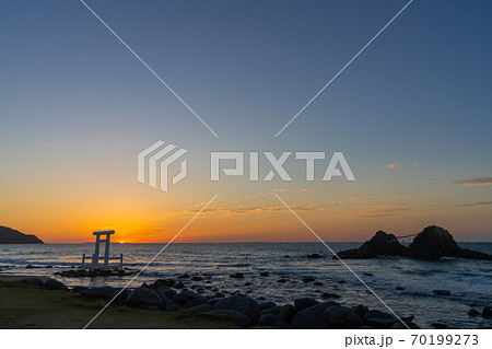 日暮れ時の「桜井二見ヶ浦の夫婦岩」　福岡県糸島市 70199273