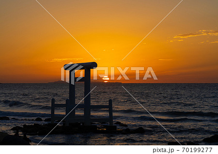 日暮れ時の「桜井二見ヶ浦の夫婦岩」　福岡県糸島市 70199277