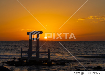 日暮れ時の「桜井二見ヶ浦の夫婦岩」　福岡県糸島市 70199278