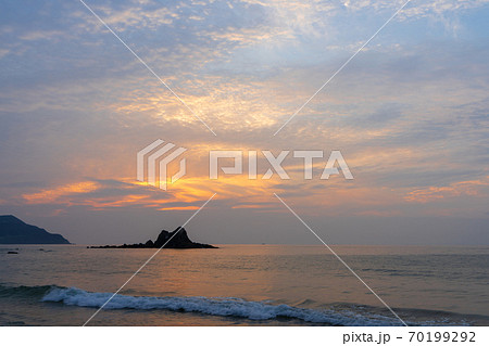 日暮れ時の「桜井二見ヶ浦の夫婦岩」 福岡県糸島市 日暮れ時の「桜井二見ヶ浦の夫婦岩」 福岡県糸島市 70199292