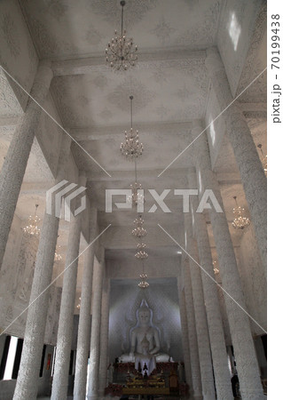 タイのチェンマイ・白い寺院WATファイプラクーンの白い礼拝堂と白い釈迦像 70199438