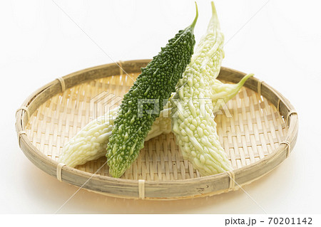 カゴに盛った2色のゴーヤ カゴに盛った2色のゴーヤ 70201142
