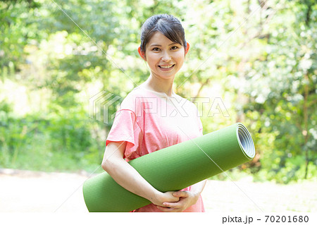 新緑の公園でヨガマットを持つ女性 撮影協力:三富今昔村 新緑の公園でヨガマットを持つ女性 撮影協力:三富今昔村 70201680