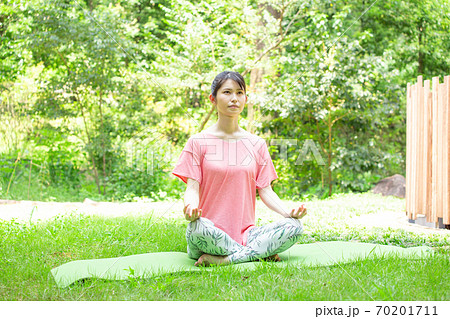 新緑の中でヨガのポーズをする若い女性 撮影協力:三富今昔村 新緑の中でヨガのポーズをする若い女性 撮影協力:三富今昔村 70201711
