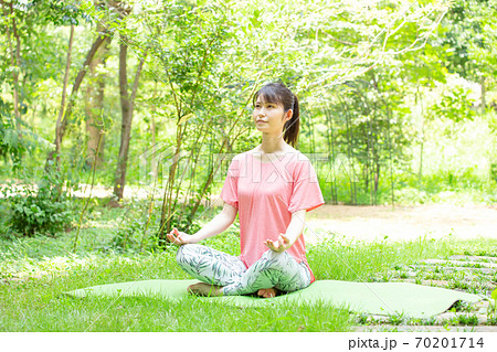 新緑の中でヨガのポーズをする若い女性　撮影協力：三富今昔村 70201714