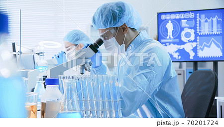 asian scientist use microscope 70201724