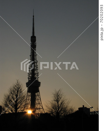 夕方の東京タワーと夕陽 夕方の東京タワーと夕陽 70202093
