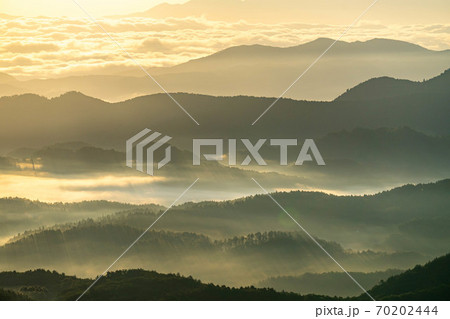 山間部の黄金の雲海と射光 【長野県】 山間部の黄金の雲海と射光 【長野県】 70202444
