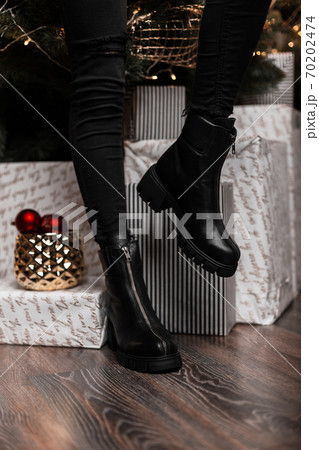 Fashionable leather black women's winter boots. 70202474