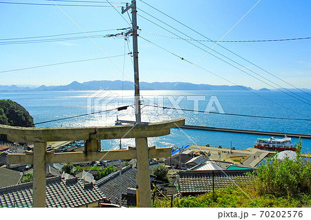 【香川】男木島 豊玉姫神社へ向かう石段から見える瀬戸内海 【香川】男木島 豊玉姫神社へ向かう石段から見える瀬戸内海 70202576