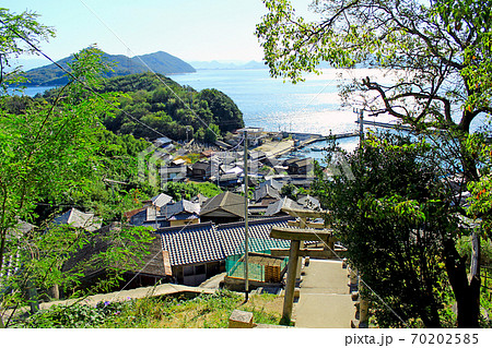 【香川】男木島 豊玉姫神社から見える街並みと瀬戸内海 【香川】男木島 豊玉姫神社から見える街並みと瀬戸内海 70202585