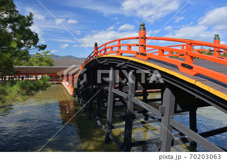 厳島神社の太鼓橋 70203063