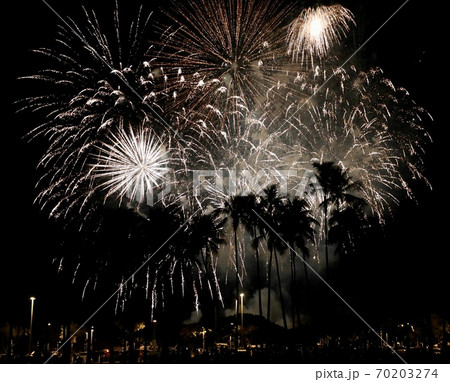 アメリカ独立記念日にハワイ打ち上げられた花火の写真素材