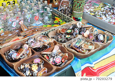 ハワイの雑貨屋さんで売られている商品 ハワイの雑貨屋さんで売られている商品 70203279