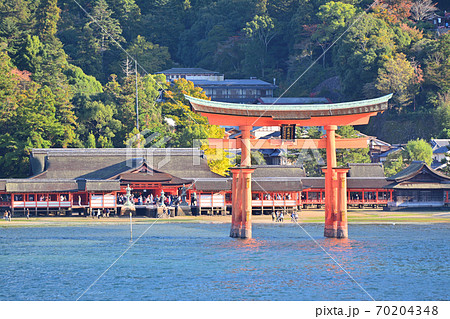 海上から見た秋の厳島神社 70204348