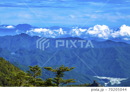 深緑と夏山 70205044