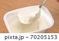 スプーンですくったヨーグルト 70205153