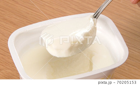 スプーンですくったヨーグルト 70205153