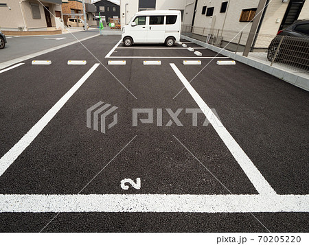 住宅街の駐車場 住宅街の駐車場 70205220
