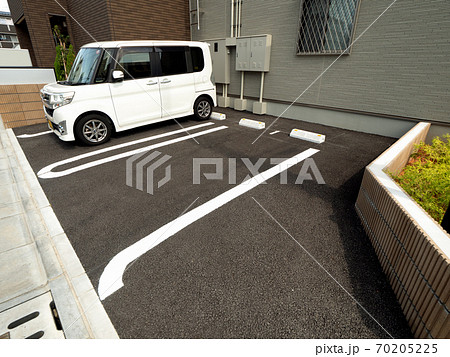 住宅街の駐車場 70205225