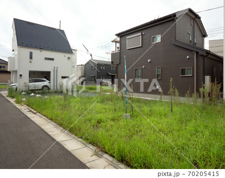 住宅街の空き地 住宅街の空き地 70205415