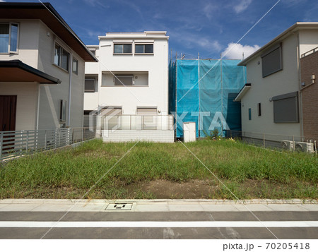 住宅街の空き地 住宅街の空き地 70205418