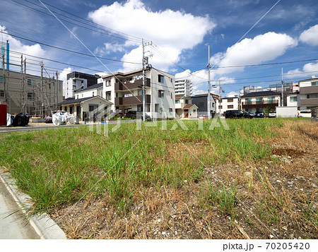 住宅街の空き地 70205420