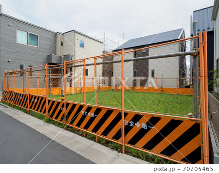 住宅街の空き地 70205465