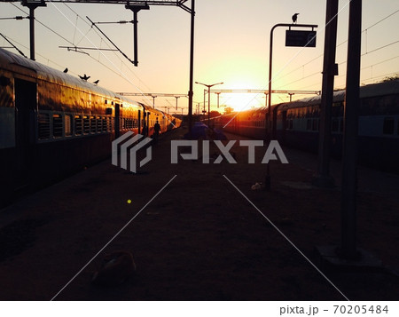 インド最南端カーニャクマリの駅　シルエット 70205484