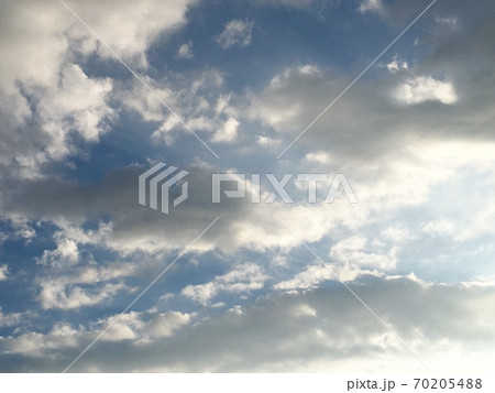 青空と白い雲　爽やか 70205488