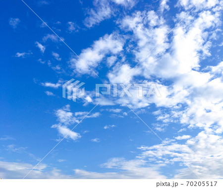 青空と白い雲 爽やかな空 青空と白い雲 爽やかな空 70205517