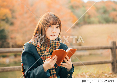 冬の屋外で読書をする高校生 70205694