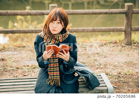 冬の屋外で読書をする高校生 70205696