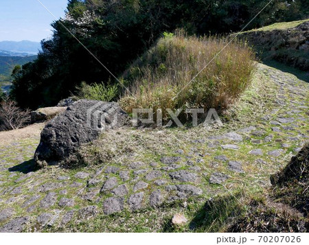 大きく曲がる「 二重峠の石畳・参勤交代の道 」（熊本県阿蘇市） 70207026