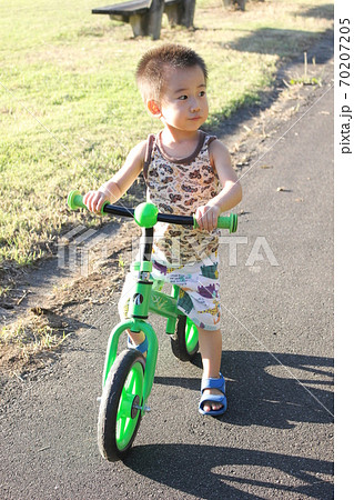 キッズバイク（ストライダー）で自転車の練習の写真素材 [70207205 