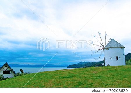 【香川】小豆島オリーブ公園　ギリシャ風車と瀬戸内海 70208629