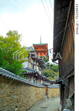 香川 小豆島 迷路のまちの目印 西光寺の三重塔の写真素材