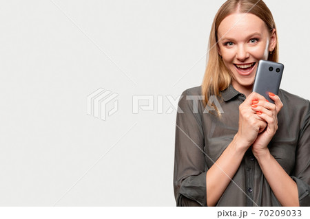 modern device female user technology addiction 70209033