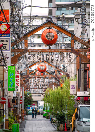 日本の横浜都市景観　横浜・野毛の飲み屋街（やなぎ通り）などを望む 70209772