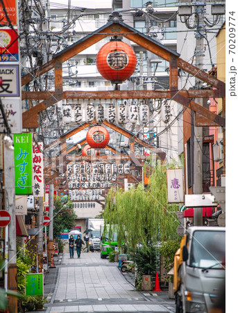 日本の横浜都市景観 横浜・野毛の飲み屋街(やなぎ通り)などを望む 日本の横浜都市景観 横浜・野毛の飲み屋街(やなぎ通り)などを望む 70209774