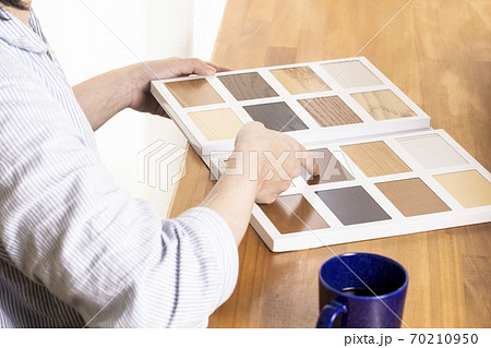 床材をサンプルから探す女性 床材をサンプルから探す女性 70210950
