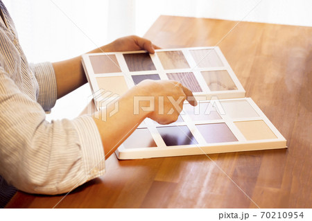 床材をサンプルから探す女性 70210954