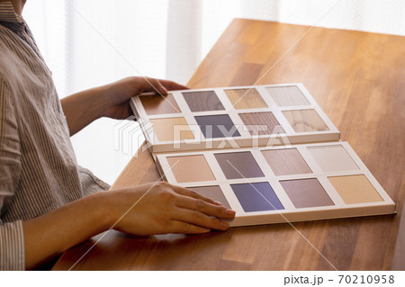 床材をサンプルから探す女性 70210958